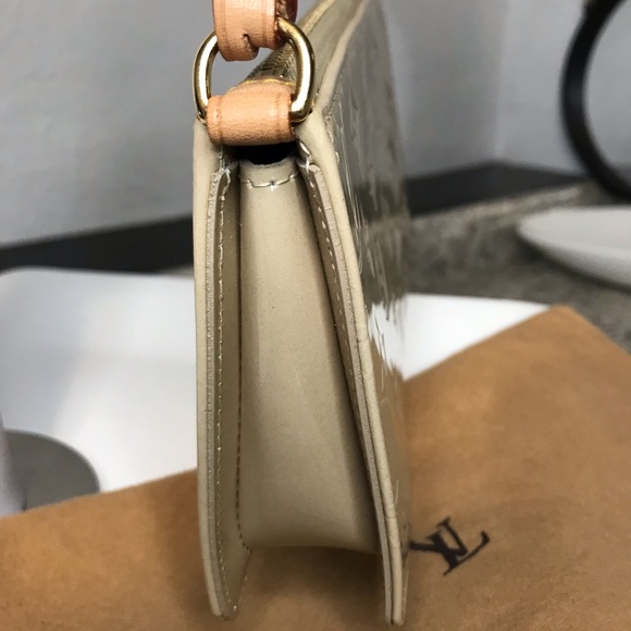 Authentic♥️ Louis Vuitton Beige Patent Leather Accessory Pouch Baguette - Picture 8 of 16